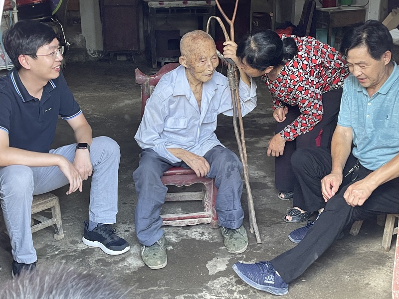 區(qū)人大代表、集團(tuán)副總馮小龍走訪潘塘福利院為老人送關(guān)懷
